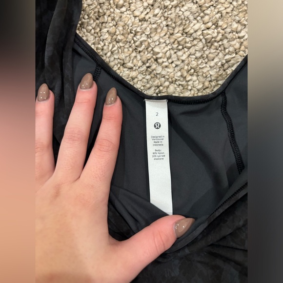 Lulu lemon cropped workout shirt size 2 - Picture 3 of 3